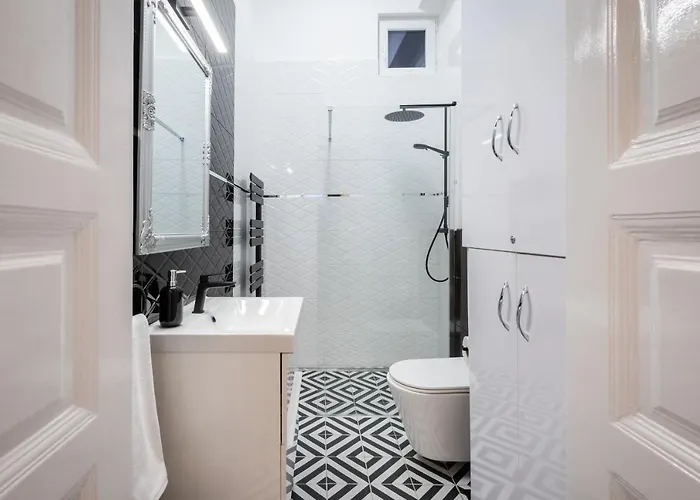 Premium Art Deco At Broadway // 4bdr & 3br Apartment Budapest