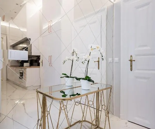 Premium Art Deco At Broadway // 4bdr & 3br Apartment *