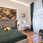 Premium Art Deco At Broadway // 4bdr & 3br Apartment