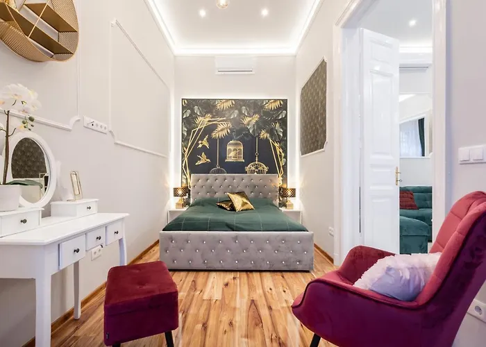 Premium Art Deco At Broadway // 4bdr & 3br