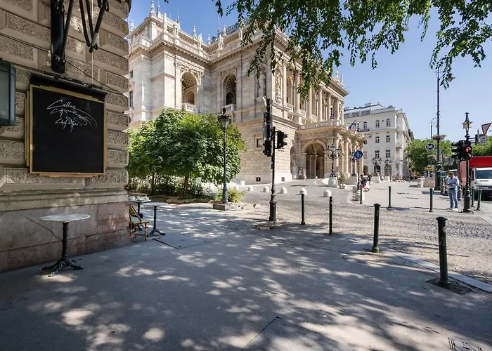 Premium Art Deco At Broadway // 4bdr & 3br
