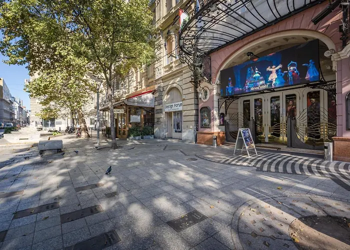 Premium Art Deco At Broadway // 4bdr & 3br *