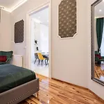 Premium Art Deco At Broadway // 4bdr & 3br Budapeşte
