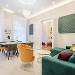 Premium Art Deco At Broadway // 4bdr & 3br Daire Budapeşte